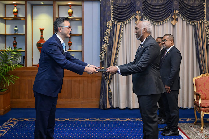 އ.ދ.އިން ރާއްޖެއަށް އަލަށް ކަނޑައެޅުއްވި ރެޒިޑެންޓް ކޯޑިނޭޓަރ އެމަނިކުފާނުގެ މަގާމުގެ ފަތްކޮޅު، ރައީސުލްޖުމްހޫރިއްޔާއަށް އަރުއްވައިފި