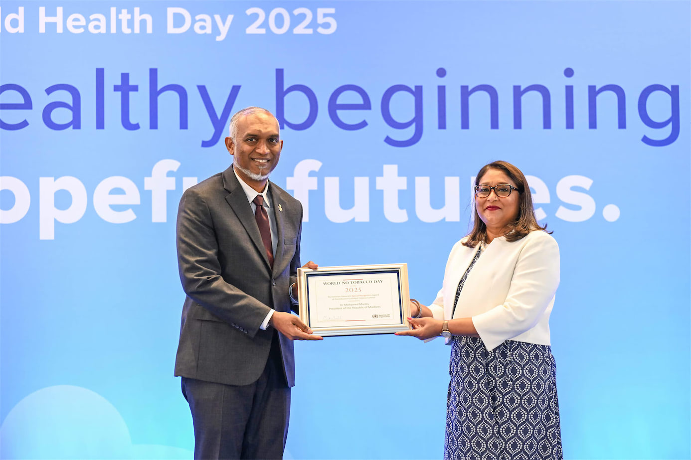 ދުނިޔޭގެ ދުންފަތުގެ އިސްތިޢުމާލު ނުކުރާ ދުވަހާ ގުޅުވައިގެން، ދުނިޔޭގެ ޞިއްޙަތު ޖަމުޢިއްޔާއިން ރައީސަށް ޚާއްޞަ އެވޯޑެއް އަރުވައިފި