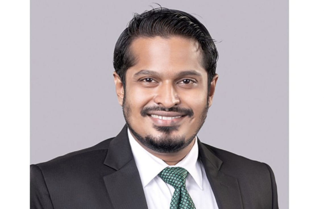 ހައި ކޯޓުގެ އެސިސްޓެންޓް ރަޖިސްޓްރާގެ މަގާމުގައި ހުންނެވި ހަނީފަށް ފެނަކައިގެ އިސް މަގާމެއް ދީފި