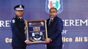 ކޮމިޝަނަރ އޮފް ޕޮލިސް ޢަލީ ޝުޖާޢު ޝަރަފުވެރިކަމާއެކު ފުލުހުންގެ ޚިދުމަތުން ރިޓަޔަރކުރައްވައިފި