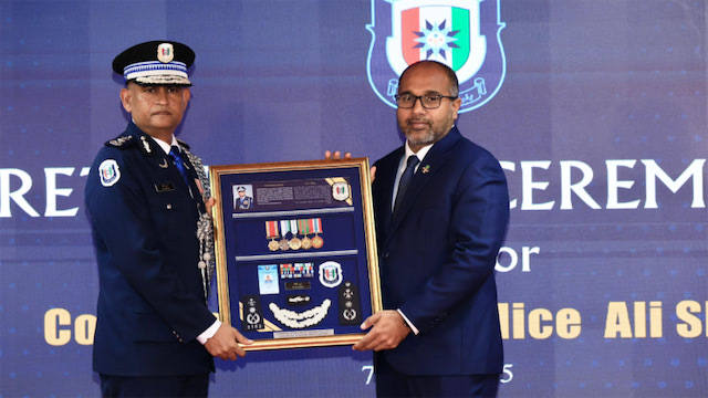 ކޮމިޝަނަރ އޮފް ޕޮލިސް ޢަލީ ޝުޖާޢު ޝަރަފުވެރިކަމާއެކު ފުލުހުންގެ ޚިދުމަތުން ރިޓަޔަރކުރައްވައިފި