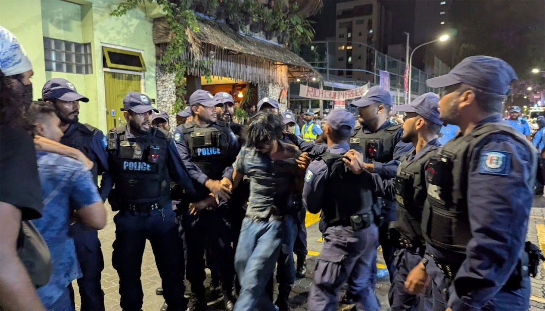 ޔުމްނުއަށް އިންސާފު ހޯދައިދިނުމަށް ބޭއްވުނު މުޒާހަރާ ފުލުހުން ރޫޅާލައިފި