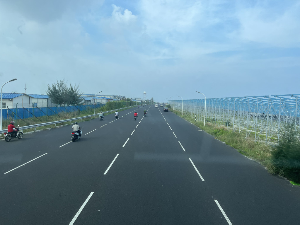 ހައިވޭގެ ބޭރުން މޫދު ހިއްކައިގެން ރޭސިން ޓްރެކެއް އަޅަނީ