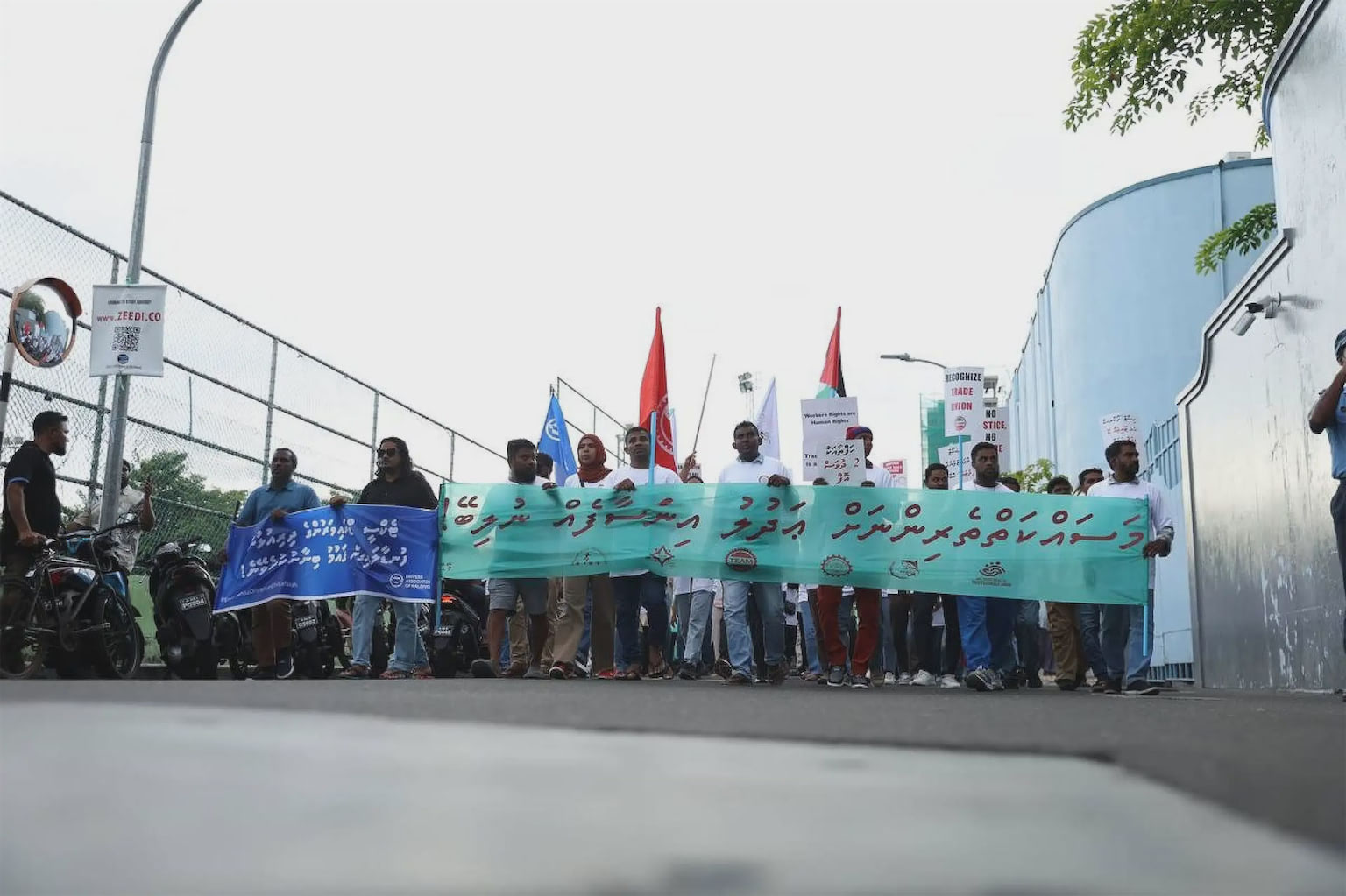 މަސައްކަތްތެރިންގެ ހައްޤުތަކަށް ގޮވާލައި މާލޭގައި ބޭއްވި ހިނގާލުމުގައި ހަމަނުޖެހުން ހިނގައިފި