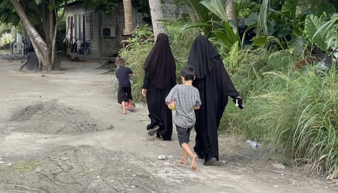 ޤާނޫނާ ޚިލާފަށް ރާއްޖޭގައި އުޅެމުންއައި ފްރާންސް އާއިލާ ފޮނުވާލައިފި