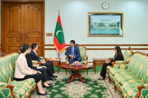 ޗައިނާއިން ރާއްޖެއަށް ކަނޑައަޅުއްވާފައި ހުންނަވާ ސަފީރު، ނައިބު ރައީސްގެ އަރިހަށް އިޙްތިރާމްގެ ޒިޔާރަތެއް ކުރައްވައިފި