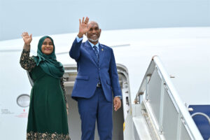 ރައީސްގެ ދެކަނބަލުން ސިންގަޕޫރަށް ކުރައްވާ ފުރަމާނަ ދަތުރުފުޅެއްގައި ފުރާވަޑައިގެންފި