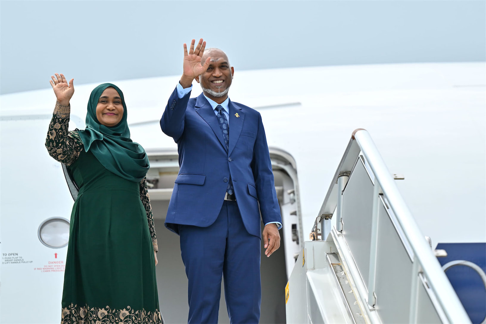 ރައީސްގެ ދެކަނބަލުން ސިންގަޕޫރަށް ކުރައްވާ ފުރަމާނަ ދަތުރުފުޅެއްގައި ފުރާވަޑައިގެންފި