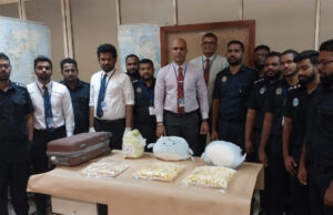 ބަންޑަރަނާއިކާ އެއާޕޯޓުން މިހާތަނަށް ފެނިފައިވާ އެންމެ ބޮޑު ކޮކެއިން ޝިޕްމަންޓާއެކު، 10 ކިލޯ ކޮކެއިންއާއެކު ތައިލެންޑު އަންހެނަކު ހައްޔަރު ކޮށްފި