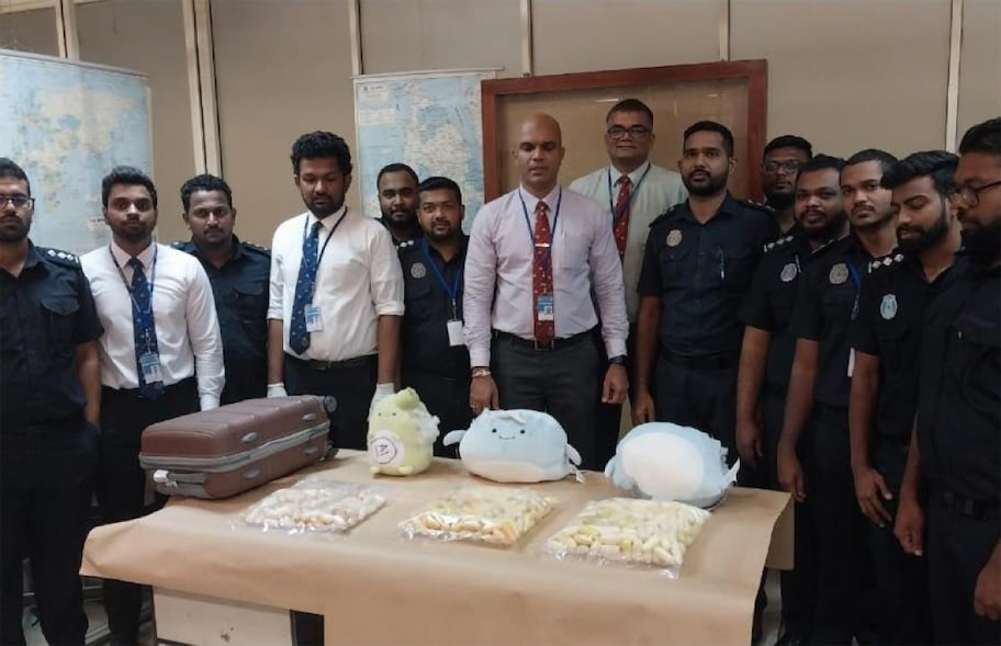 ބަންޑަރަނާއިކާ އެއާޕޯޓުން މިހާތަނަށް ފެނިފައިވާ އެންމެ ބޮޑު ކޮކެއިން ޝިޕްމަންޓާއެކު، 10 ކިލޯ ކޮކެއިންއާއެކު ތައިލެންޑު އަންހެނަކު ހައްޔަރު ކޮށްފި