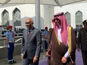 ރައީސްގެ ދެކަނބަލުން ހައްޖުގެ އަޅުކަން އަދާކުރެއްވުމަށްފަހު ފުރާވަޑައިގެންފި