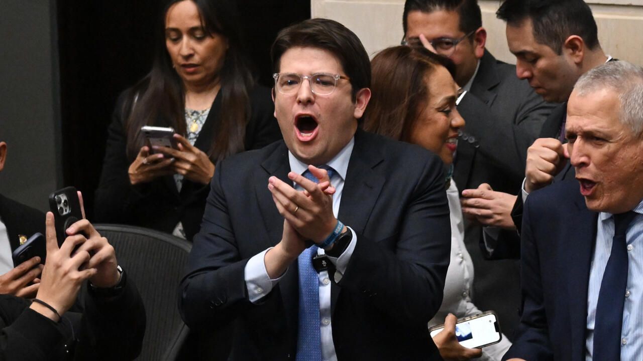 ކޮލޮމްބިއާގެ ރިޔާސީ ކެންޑިޑޭޓް މިގުއެލް އުރިބޭއަށް ބަޑިން ހަމަލާދިން މައްސަލާގައި 15 އަހަރުގެ ކުއްޖަކު ހައްޔަރު ކޮށްފި