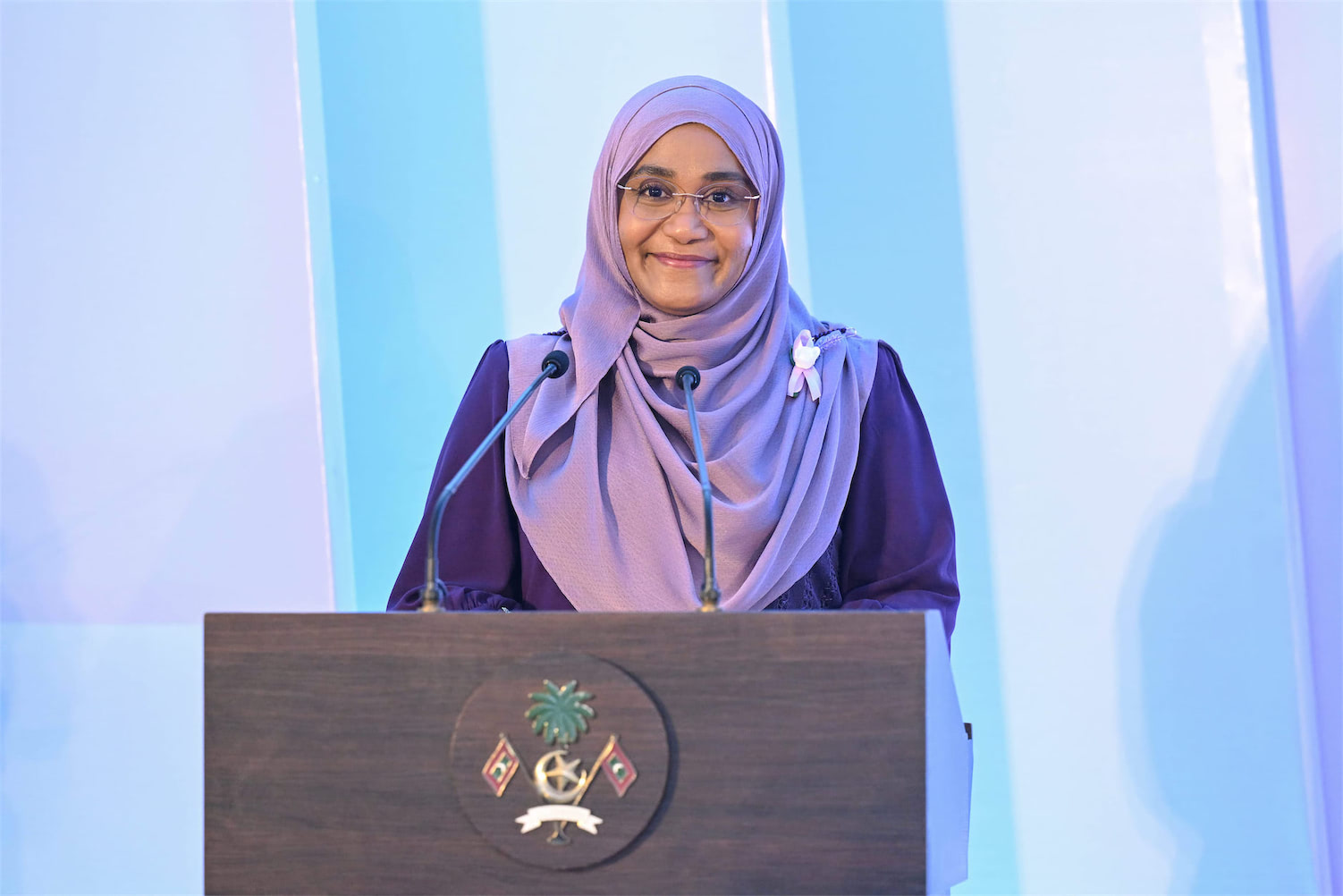 ދުންފަތް ބޭނުންކުރުން ޖީލަކަށް މަނާކުރުން ތާރީޚީ ފިޔަވަޅެއް: ފަސްޓް ލޭޑީ