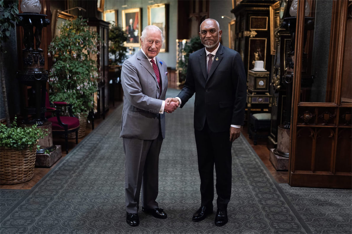 ރައީސް މުއިއްޒު އިނގިރޭސި ރަސްގެފާނު، ޗާލްސް އާއި ބައްދަލުކުރައްވައިފި