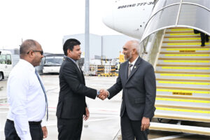 ރައީސުލްޖުމްހޫރިއްޔާ، އިނގިރޭސިވިލާތައް ކުރެއްވި ދަތުރުފުޅު ނިންމަވާލެއްވުމަށްފަހު ރާއްޖެ ވަޑައިގެންފި