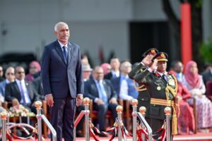 މިއަހަރުގެ މިނިވަން ދުވަހުގެ މުނާސަބަތުގައި ބޭއްވި އަސްކަރީ ޕެރޭޑް ރައީސްގެ ދެކަނބަލުން ބައްލަވާލައްވައިފި