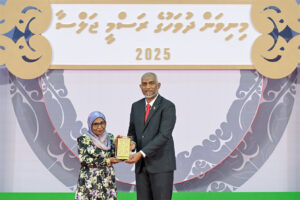 ދިވެހި ދައުލަތަށް ދިގު މުއްދަތަކަށް ޚިދުމަތް ކުރެއްވި 94 ބޭފުޅަކަށް ރައީސުލްޖުމްހޫރިއްޔާ، ޝަރަފުގެ ބެޖާއި، އައްޑަނަ ދެއްވައިފި