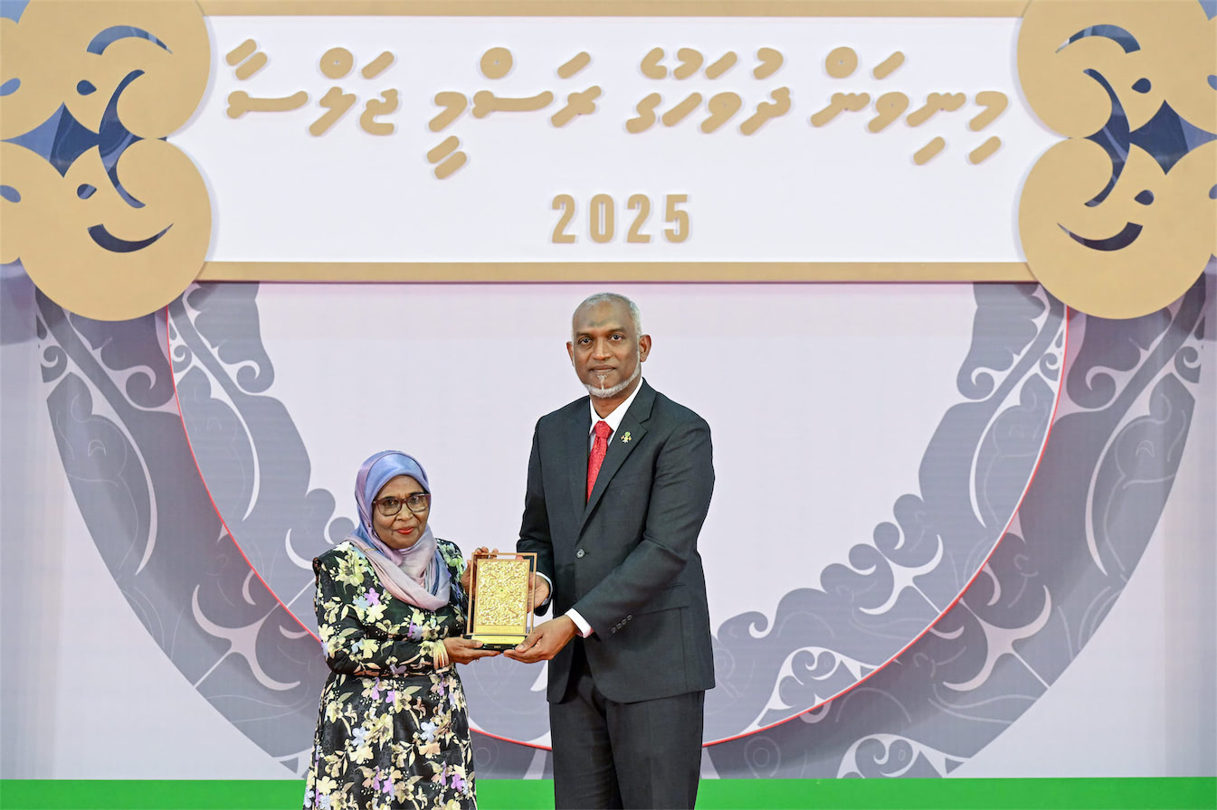 ދިވެހި ދައުލަތަށް ދިގު މުއްދަތަކަށް ޚިދުމަތް ކުރެއްވި 94 ބޭފުޅަކަށް ރައީސުލްޖުމްހޫރިއްޔާ، ޝަރަފުގެ ބެޖާއި، އައްޑަނަ ދެއްވައިފި