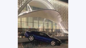 ވީއައިއޭގެ އާ ޓާމިނަލް ކުރިމަތީ މަގުން ކާރެއް އަރިއަޅާލައިފި