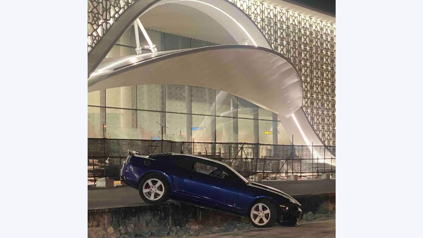 ވީއައިއޭގެ އާ ޓާމިނަލް ކުރިމަތީ މަގުން ކާރެއް އަރިއަޅާލައިފި