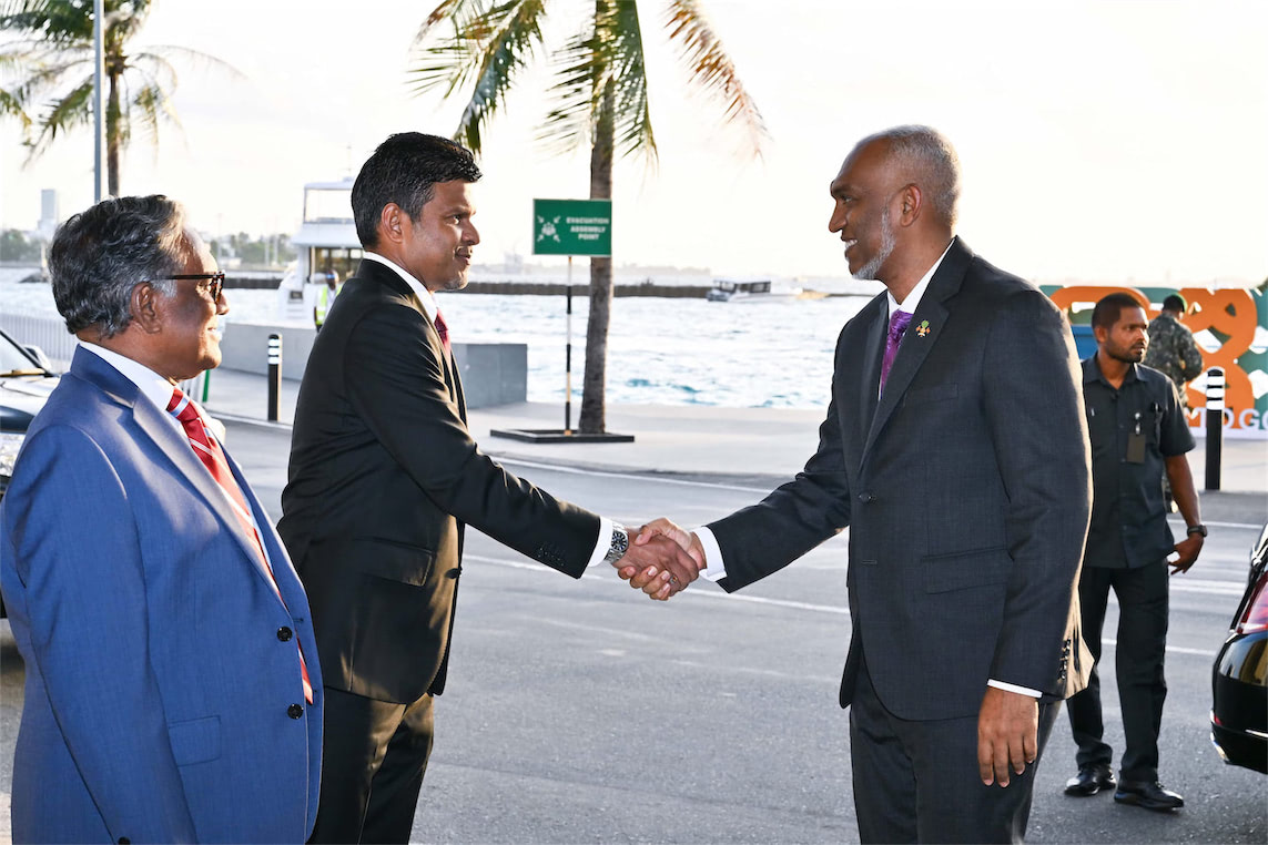 މަތީ ފަންތީގެ ބައްދަލުކުރެއްވުންތަކަކާއި ހަރަކާތްތަކެއްގައި ބައިވެރިވެވަޑައިގަތުމަށް ރައީސް އިނގިރޭސިވިލާތަށް