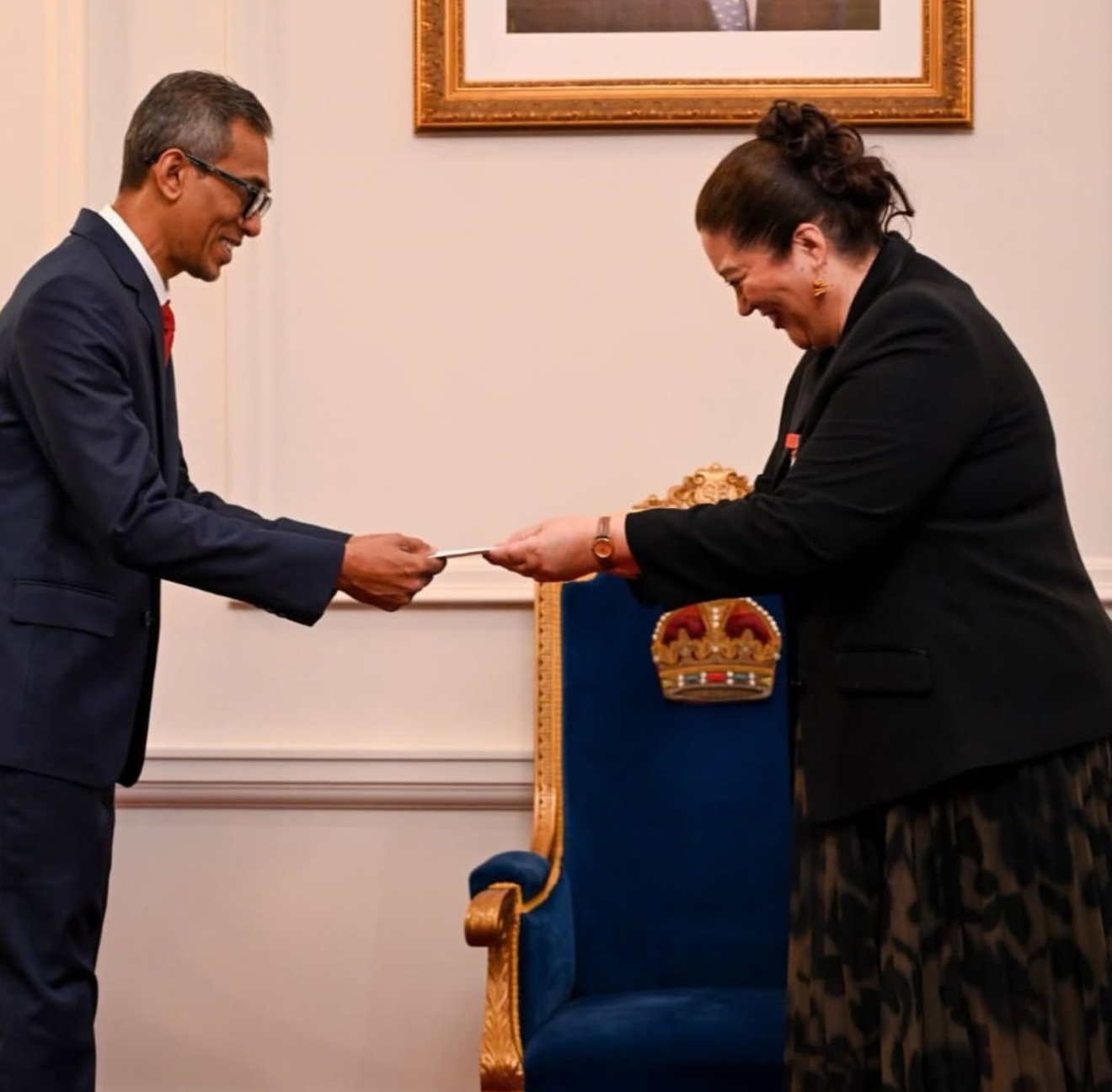 ނިއުޒިލޭންޑްގެ ގަވަރނަރ-ޖެނެރަލްއަށް ދިވެހިރާއްޖޭގެ ސަފީރު ލުވޭޒް ފަތްކޮޅު އަރުއްވައިފި