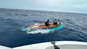 މަޑަވެލި ސަރަހައްދުގައި ބަންޑުން ޖެހި ޑިންގީއެއްގައި ދަތުރުކުރި ދެ މީހުން ސަލާމަތް ކޮށްފި