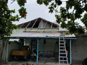 މުރައިދޫގައި ކޮޅިގަނޑުގެ ސަބަބުން ގެތަކާއި ކައުންސިލް އިދާރާގެ ފުރާޅަށް އެއްލާލައިފި