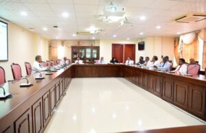 ހޯކްސް މައްސަލާގައި ފިޔަވަޅު ނޭޅުމާއި ސީޕީ ނަވީން ހޯކްސްގެ ގެއަށް ވަޑައިގެންނެވި ކަމުގެ ތުހުމަތު!