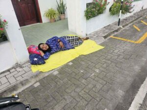 ވިލިނގިލީގައި ރޯހައުސް ބަހަނީ ނާއިންސާފުންކަމަށް ބުނެ އަންހެނަކު ކައުންސިލް ކުރިމަތީގައި އިހްތިޖާޖުގައި