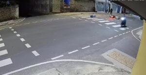 އައްޑޫ ހިތަދޫގައި ކަފި ހުރަހުން ހިގާފައި ދިޔަ މީހެއްގެ ގައިގައި ސައިކަލަކުން ޖެހި ނުރައްކާތެރި އެކްސިޑެންޓެއް