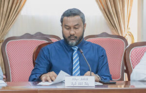 ސިނާންގެ މެމްބަރުކަން ގެއްލިފައިވާ ކަމަށް ބުނާ މައްސަލައިގެ އަޑުއެހުންތައް ނިމި ދެން އޮތީ ހުކުމް ކުރުން