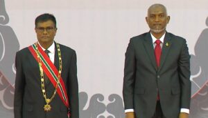 ދިވެހި ދައުލަތުގެ އެންމެ މަތީ އިއްޒަތް "ނިޝާން އިއްޒުއްދީން" ރިޓަޔަރޑް އުއްތަމަ ފަނޑިޔާރު މުއުތަސިމް އަދުނާނަށް ދެއްވައިފި