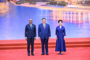 ރައީސުލްޖުމްހޫރިއްޔާ، ޗައިނާގެ ރައީސްގެ ދެކަނބަލުން ދެއްވި ރަސްމީ ޖާފަތުގައި ބައިވެރިވެވަޑައިގަންނަވައިފި