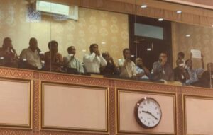 މީޑިއާ ބިލާ ދެކޮޅަށް ނޫސްވެރިން މަޖިލިހުގެ ގެލެރީގައި އިހުތިޖާޖު ކުރަނީ