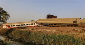 މިޞްރުގައި ރޭލެއް ފުރޮޅާލައި 3 މީހުން މަރުވެ 103 މީހުންނަށް އަނިޔާ ވެއްޖެ