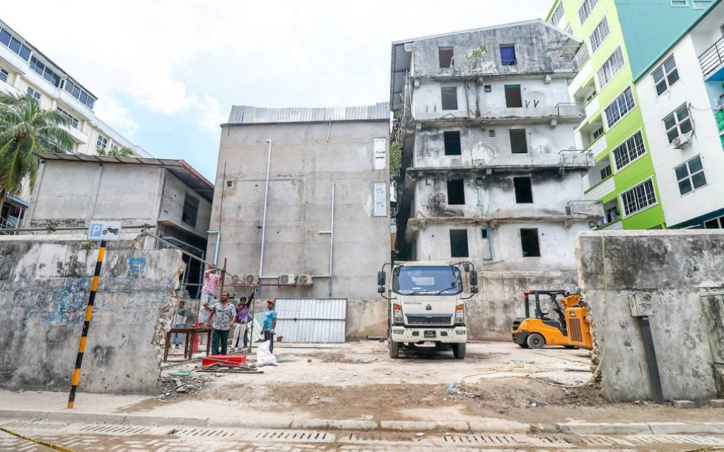 މާލޭގެ ހަލާކުވެފައިވާ އިމާރާތްތައް ނައްތާލުމުގެ މަސައްކަތް ދަށުން އޯކިޑް ޕްލާޒާ ތަޅާލައިފި