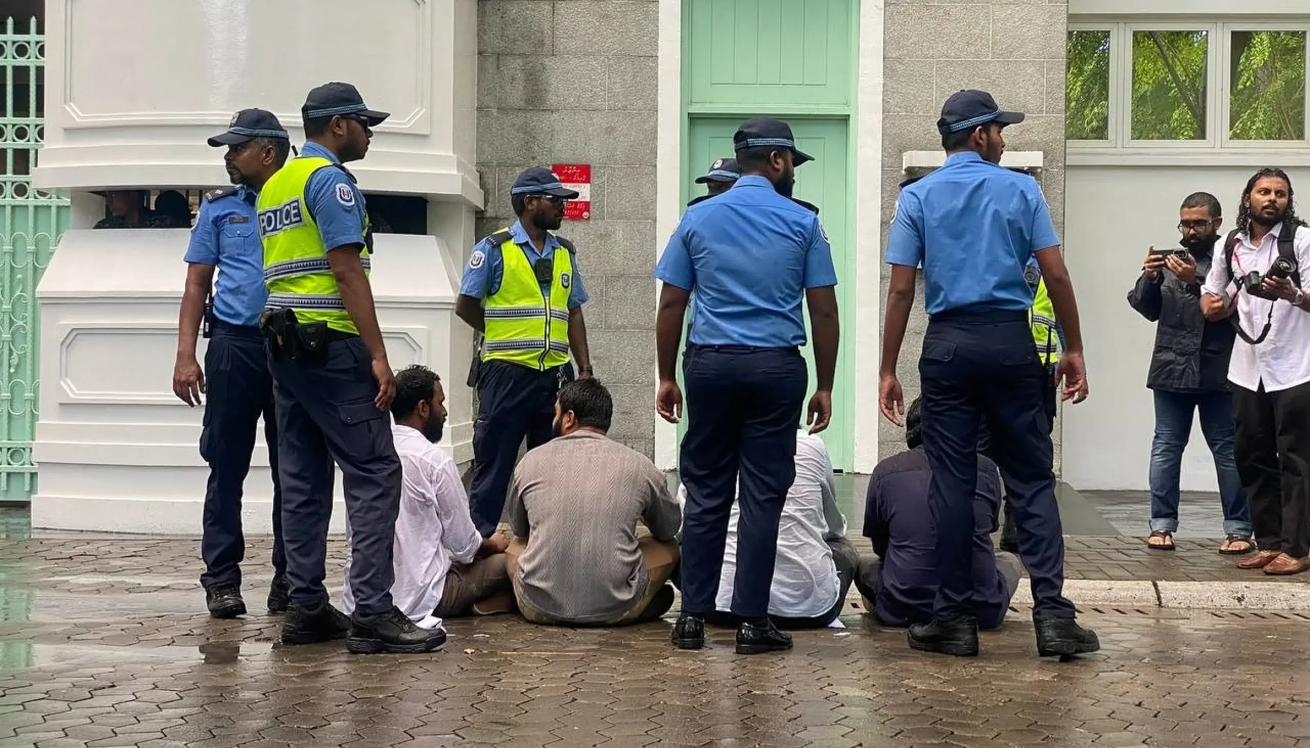 ނޫސްވެރިންގެ މުޒާހަރާގައި ފުލުހުން ބާރުގެ ބޭނުންކުރި ކަމަށް ބުނާ މައްސަލަ ހިއުމަން ރައިޓްސް ކޮމިޝަނުން ތަޙުގީގުކުރަނީ