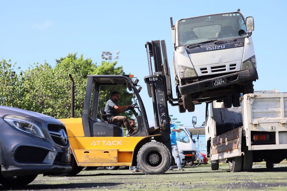 މާލޭގެ މަގުތަކުގައި ދިގު މުއްދަތަކަށް ދޫކޮށްލާފައިވާ އުޅަނދުތައް އަނެއްކާވެސް ނަގަން ފަށައިފި