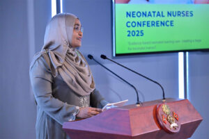 އަލަށް އުފަންވާ ކުދީންގެ ދުޅަހެޔޮކަމަށްޓަކާ ޞިއްޙީ ދާއިރާގެ ހުރިހާ ޚިދުމަތްތެރިން އެކުގައި މަސައްކަތް ކުރަންޖެހޭ: މެޑަމް ސާޖިދާ