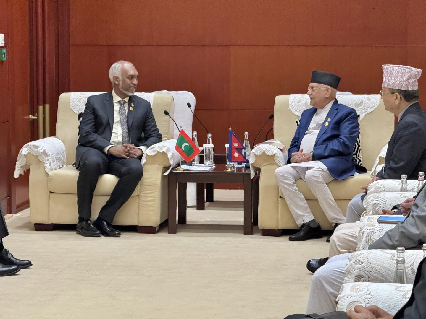 ރައީސް މުއިއްޒު ނޭޕާލްގެ ބޮޑުވަޒީރާ ބައްދަލުކުރައްވައި ދެގައުމުގެ ގުޅުން ބަދަހި ކުރުމާ ގުޅޭގޮތުން މަޝްވަރާ ކުރައްވައިފި