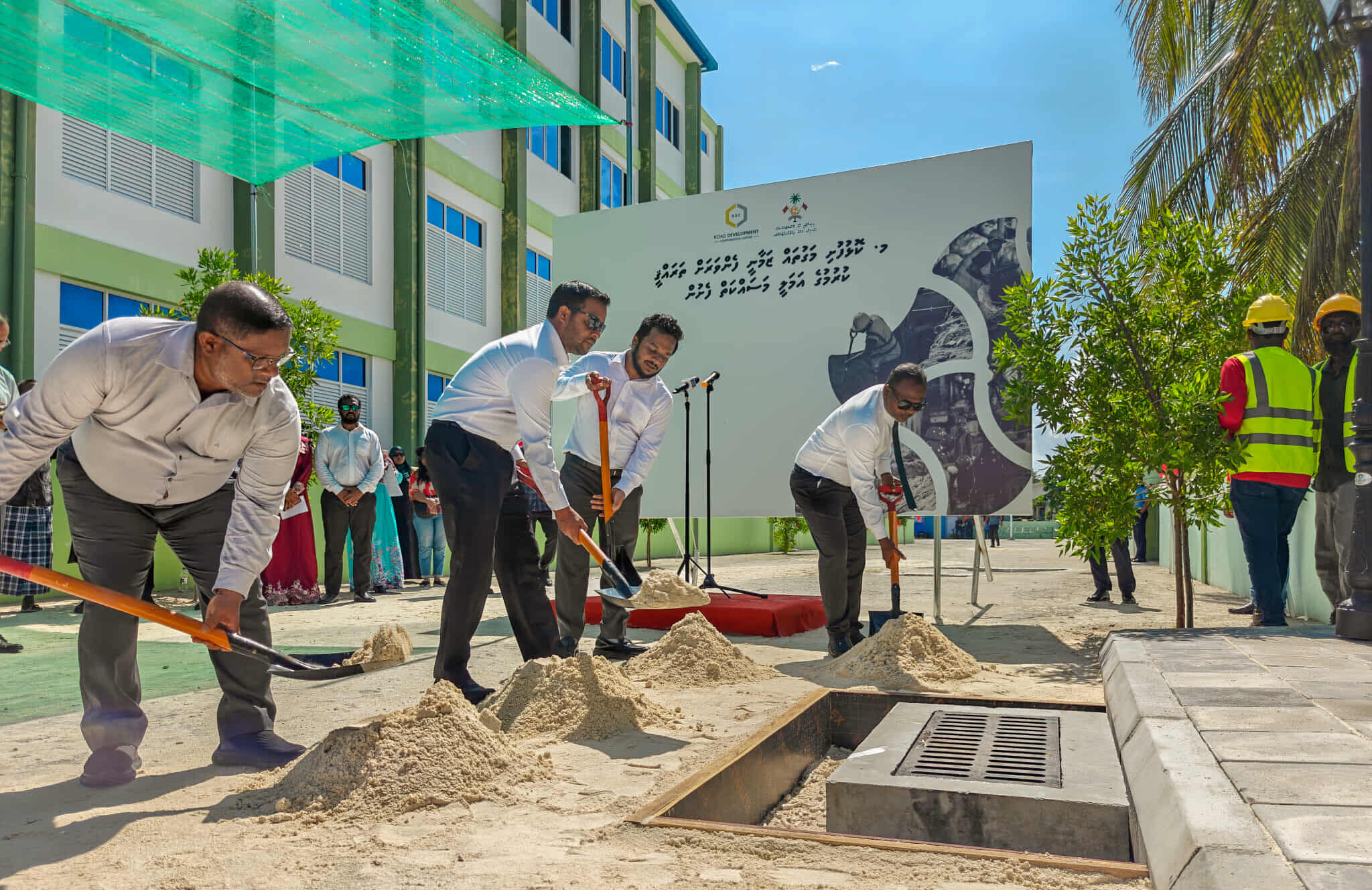 ކޮޅުފުށީގައި މަގުތައް ތަރައްޤީކުރުމާއި ފިޓްނަސް ސެންޓަރު ހެދުމުގެ މަސައްކަތް ރައީސް ފައްޓަވައިދެއްވައިފި