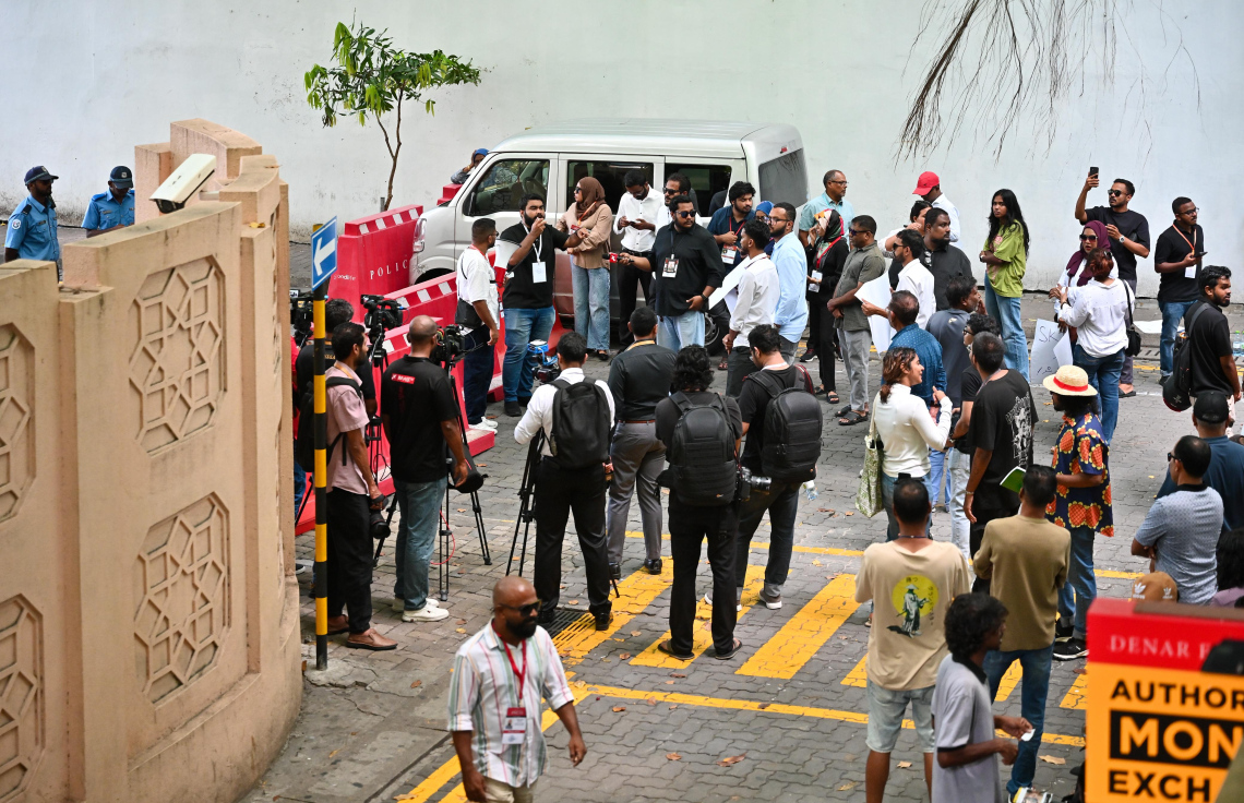 މަޖިލިސް ކައިރީ މުޒާހަރާގައި ފުލުހުން އަމަލުކޮށްފައިވާ ގޮތުގެ ރިވިއުއެއް ހަދަނީ