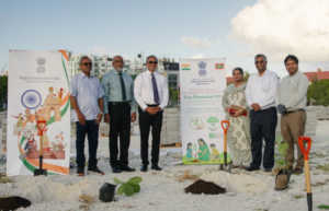 ދިވެހިރާއްޖެއާއި އިންޑިއާގެ ޑިޕްލޮމެޓިކް ގުޅުމުގެ 60 އަހަރު ފާހަގަކުރުމަށް ހުޅުމާލޭގައި 60 ގަސް އިންދައިފި