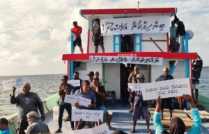 ދޮންފަނު ރައްޔިތުން ހަނިފަރުގައި ޑައިވްކުރުން ހުއްޓުވާ ކަނޑުމަތީ މުޒާހަރާ ކޮށްފި