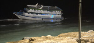 ފެން ކޭސް ބަރުކޮށްގެން ދަތުރުކުރަނިކޮށް ފަރަށް އެރި ބޯޓެއް ފުންކޮށްފި