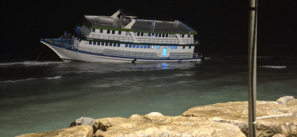 ފެން ކޭސް ބަރުކޮށްގެން ދަތުރުކުރަނިކޮށް ފަރަށް އެރި ބޯޓެއް ފުންކޮށްފި