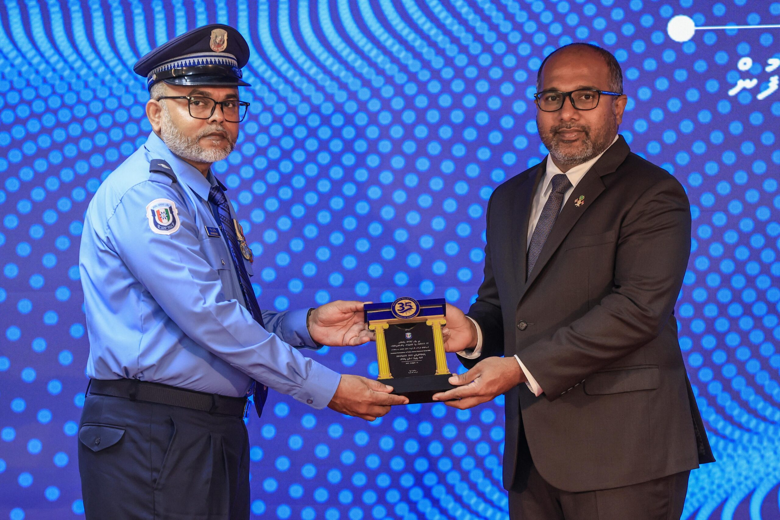 ފުލުހުންގެ ހިދުމަތަށް ދިގު މުއްދަތުގައި ހިދުމަތްކުރި މުވައްޒަފުންނަށް ހަނދާނީ ފިލާ އަރުވައިފި