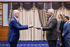 ޖަރުމަނުވިލާތުގެ އައު ސަފީރު، އެމަނިކުފާނުގެ ސަފީރުކަމުގެ ފަތްކޮޅު ރައީސުލްޖުމްހޫރިއްޔާއަށް އަރުވައިފި