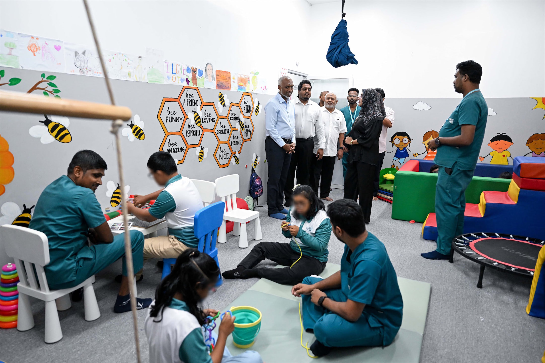 ނައިފަރުގައި ހުންނަ ޚާއްސަ އެހީއަށް ބޭނުންވާ ކުދިންނަށް ފަރުވާދޭ ތެރަޕީ ސެންޓަރަކަށް ރައީސް ޒިޔާރަތް ކުރައްވައިފި